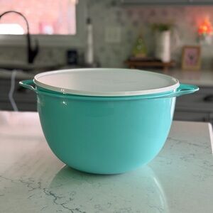 Tupperware Thatsa Bowl Mega, Aqua with White Lid